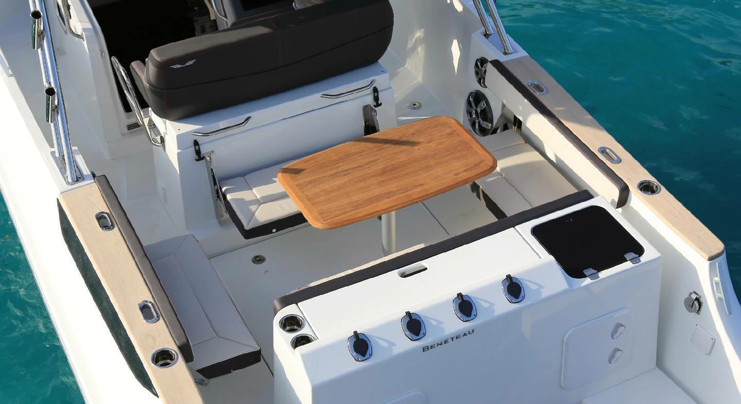 博纳多（Beneteau）飞扬8空间甲板型
