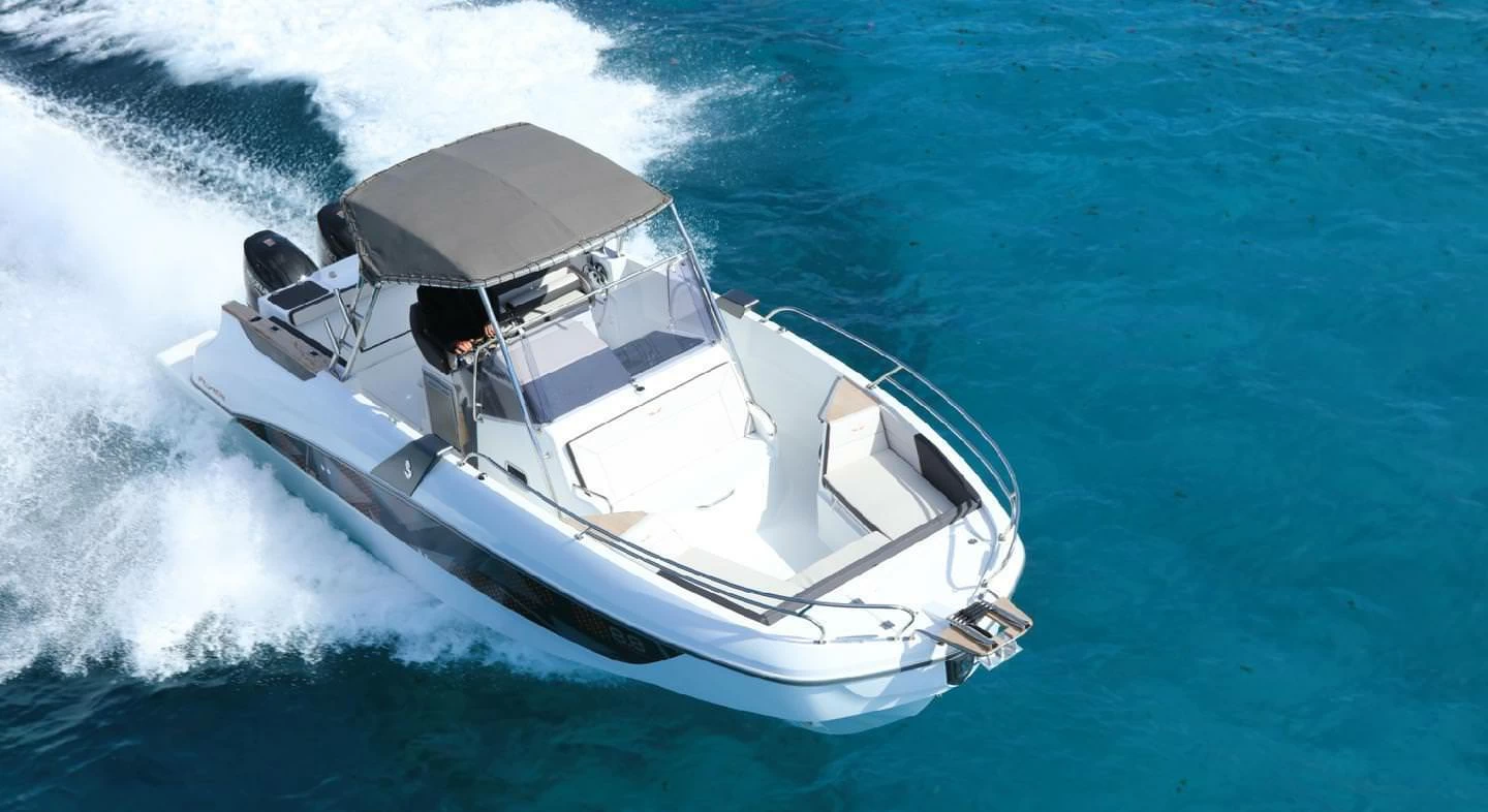 博纳多（Beneteau）飞扬8空间甲板型