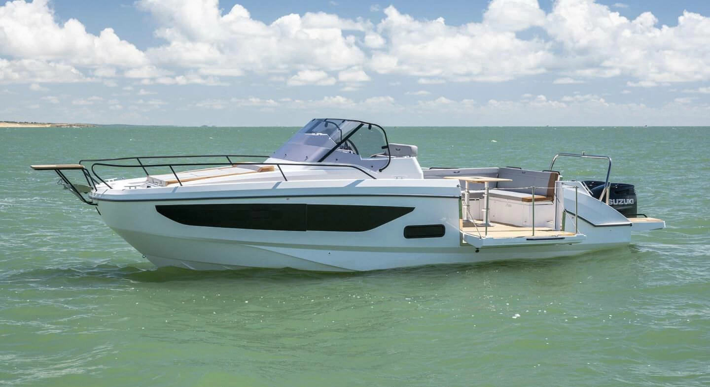 博纳多（Beneteau）飞扬 9 阳光甲板型