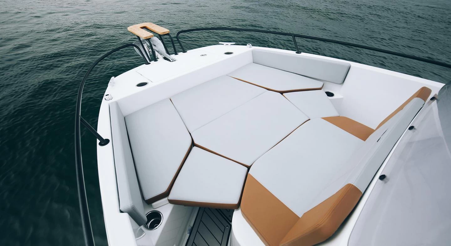 博纳多（Beneteau）飞扬 7 空间甲板型