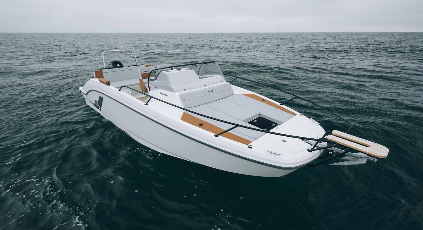 博纳多（Beneteau）飞扬 7 阳光甲板型