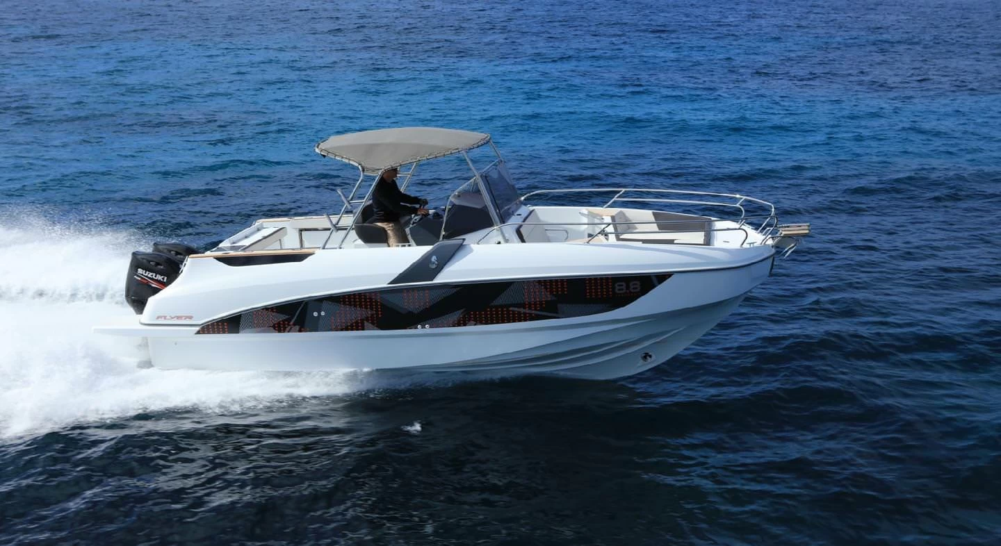 博纳多（Beneteau）飞扬8空间甲板型
