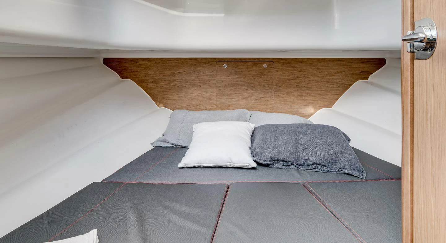 博纳多（Beneteau）飞扬8空间甲板型