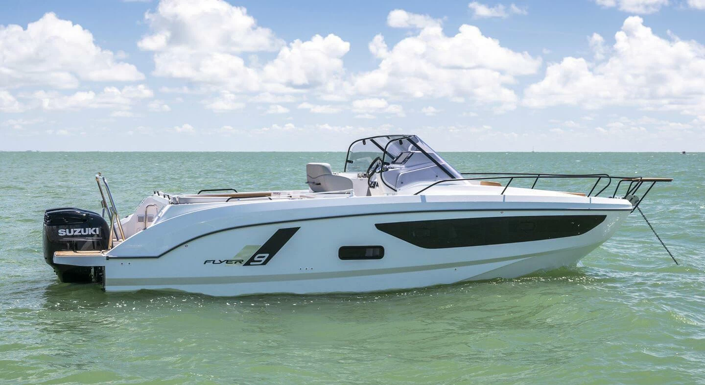 博纳多（Beneteau）飞扬 9 阳光甲板型
