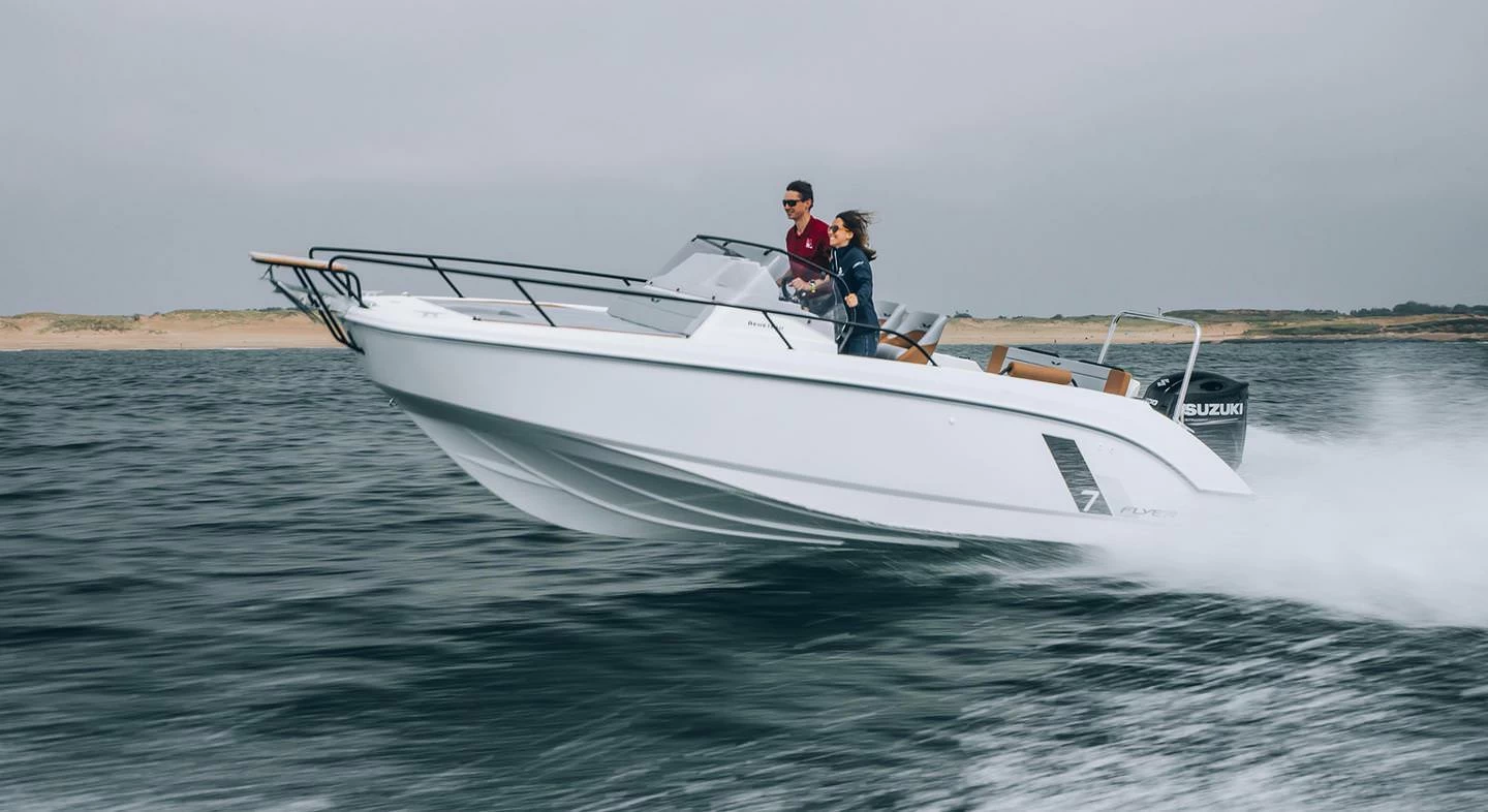 博纳多（Beneteau）飞扬 7 阳光甲板型