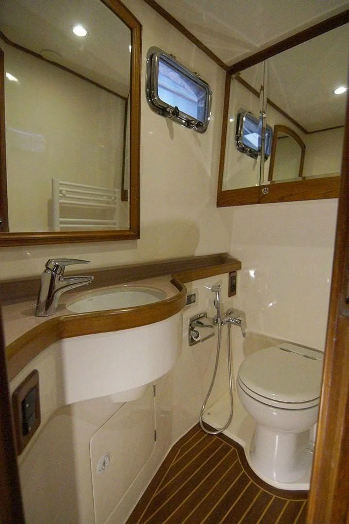 月亮女神（Selene）42 Voyager Aft-cabin