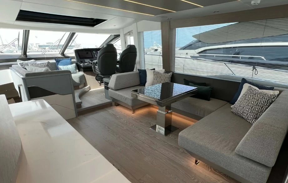 圣汐克(Sunseeker)74XPS豪华游艇主甲板驾驶区、接待区