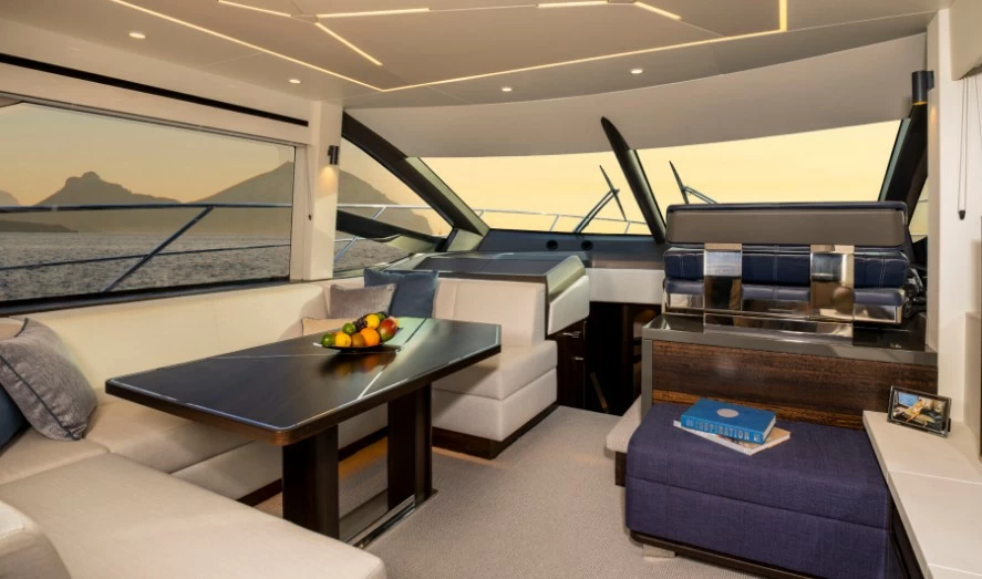 圣汐克(Sunseeker)Manhattan55飞桥游艇主甲板沙龙