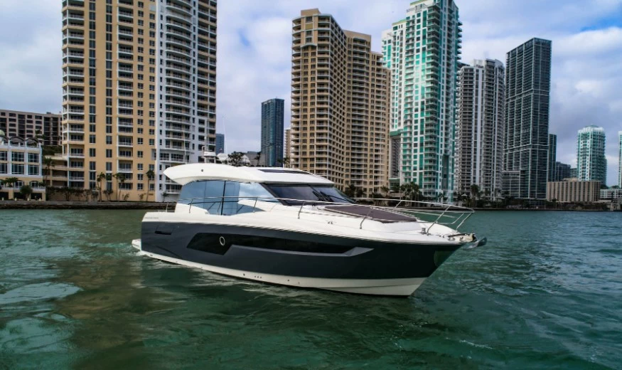 沛海驰(Prestige)520S运动巡航游艇