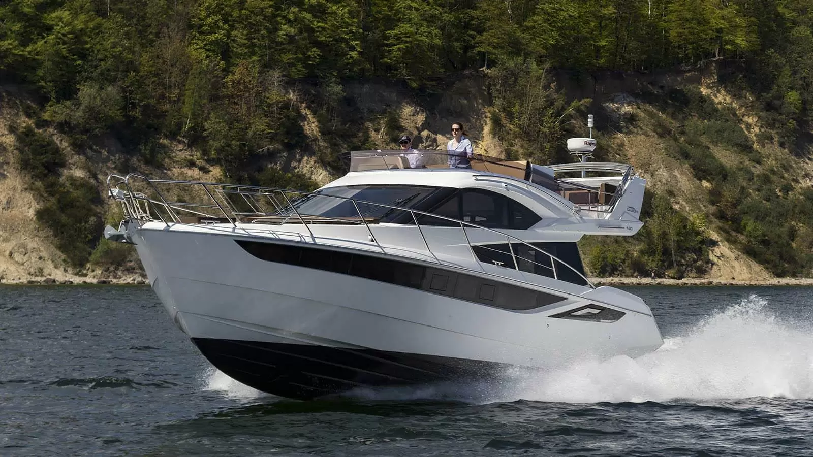 卡帝尔（Galeon）420 FLY	