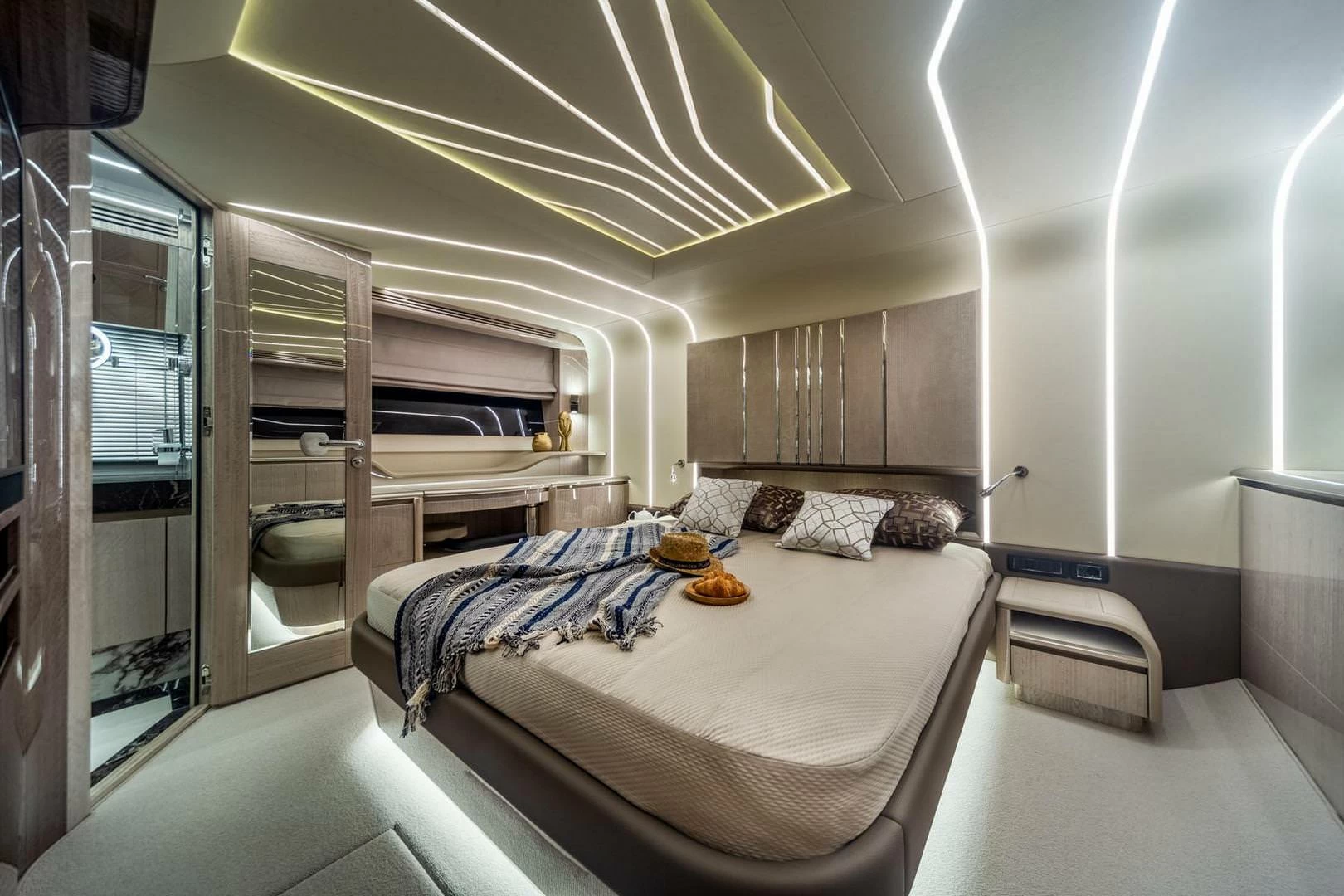 卡帝尔（Galeon）700 SKYDECK