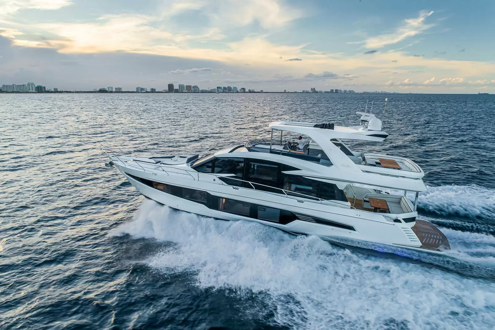 卡帝尔（Galeon）680 FLY