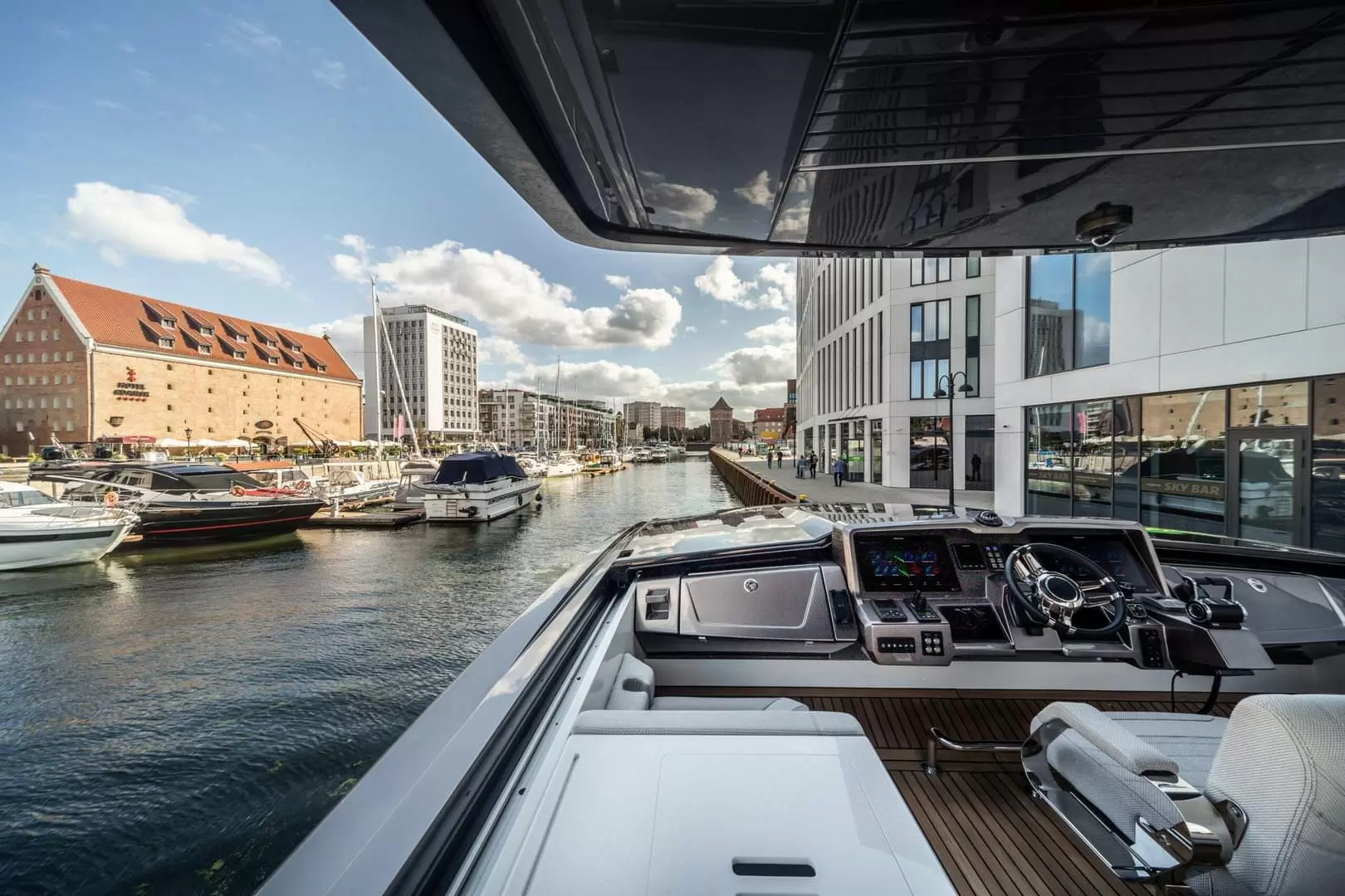 卡帝尔（Galeon）700 SKYDECK