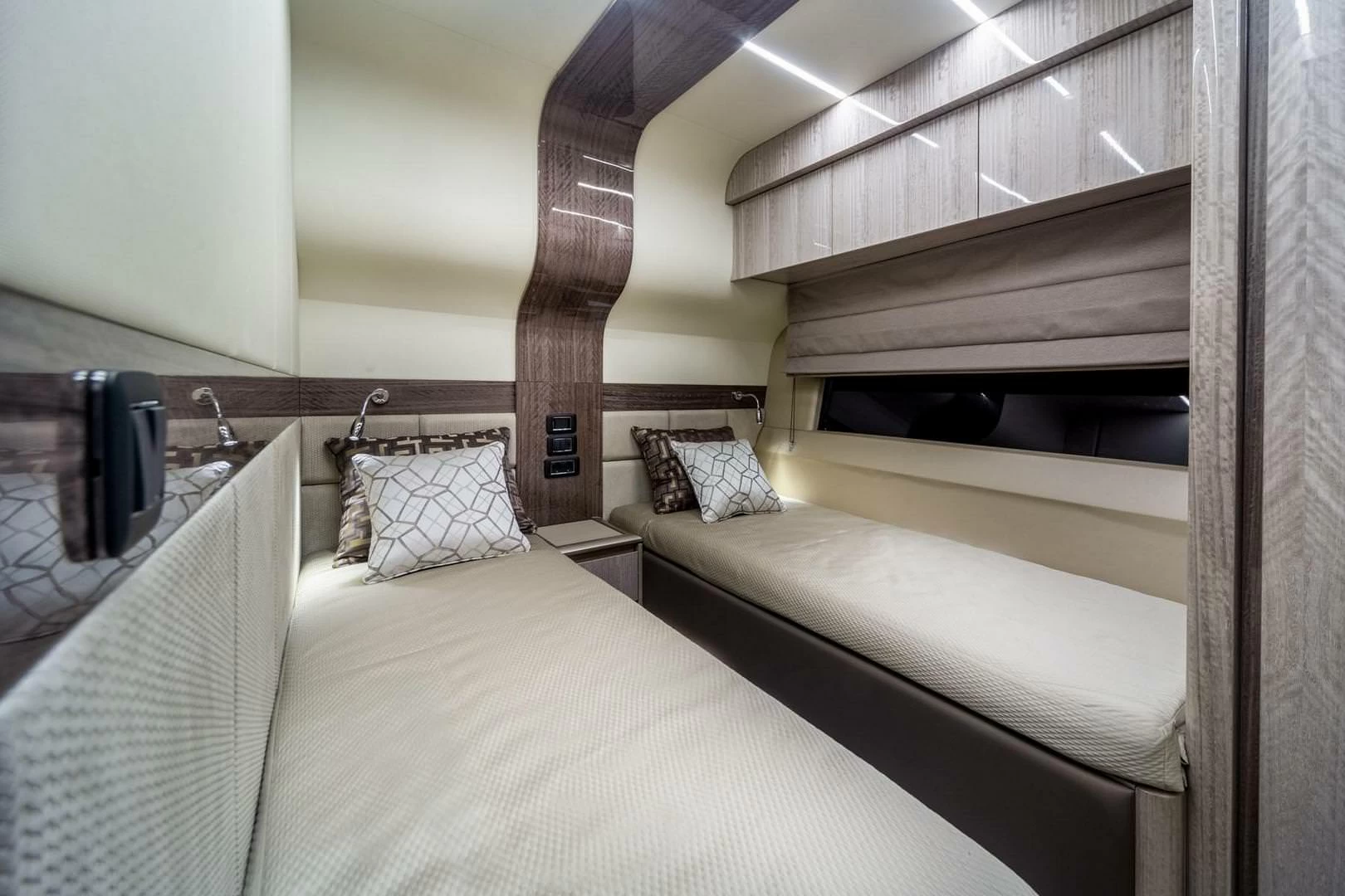 卡帝尔（Galeon）700 SKYDECK