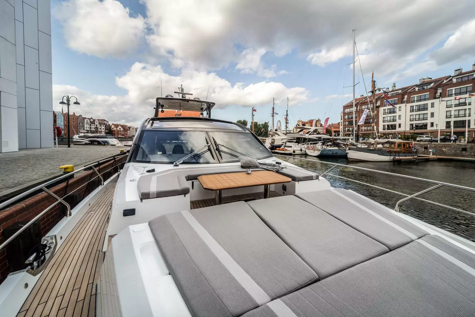 卡帝尔（Galeon）700 SKYDECK