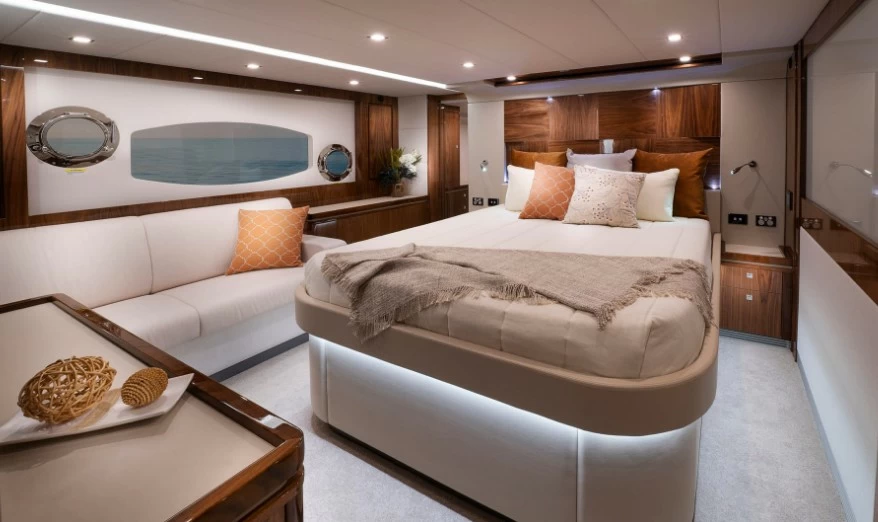 里维埃拉(Riviera)6000运动型游艇豪华客舱