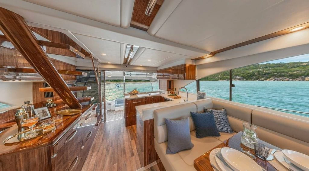 里维埃拉（Riviera）57 ENCLOSED FLYBRIDGE