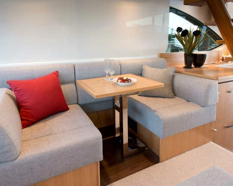 里维埃拉（Riviera）54 ENCLOSED FLYBRIDGE