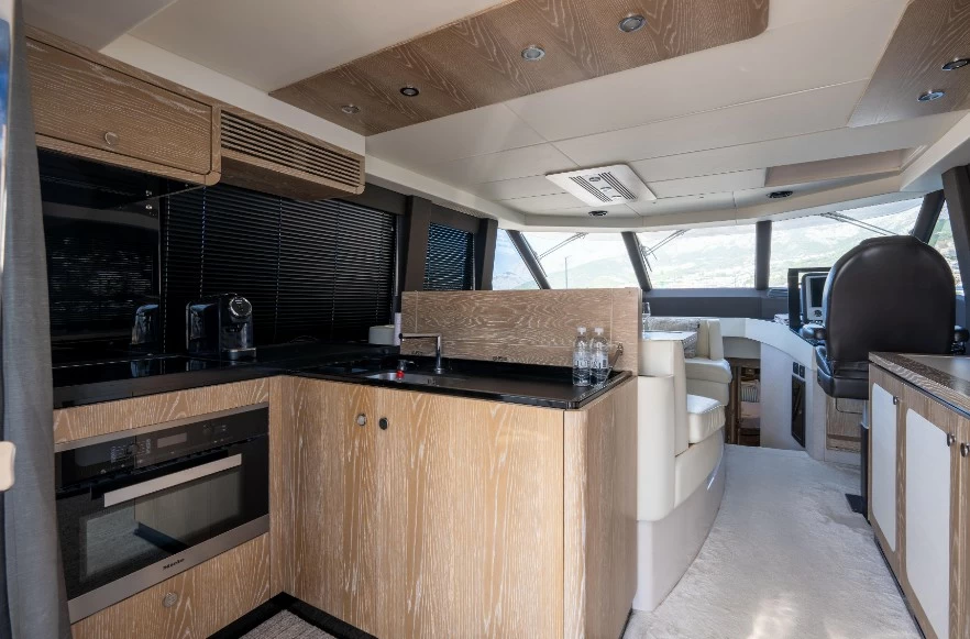 阿兹慕(Azimut)Magellano 53中型游艇厨房区域