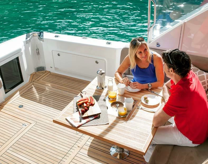 里维埃拉（Riviera）57 ENCLOSED FLYBRIDGE