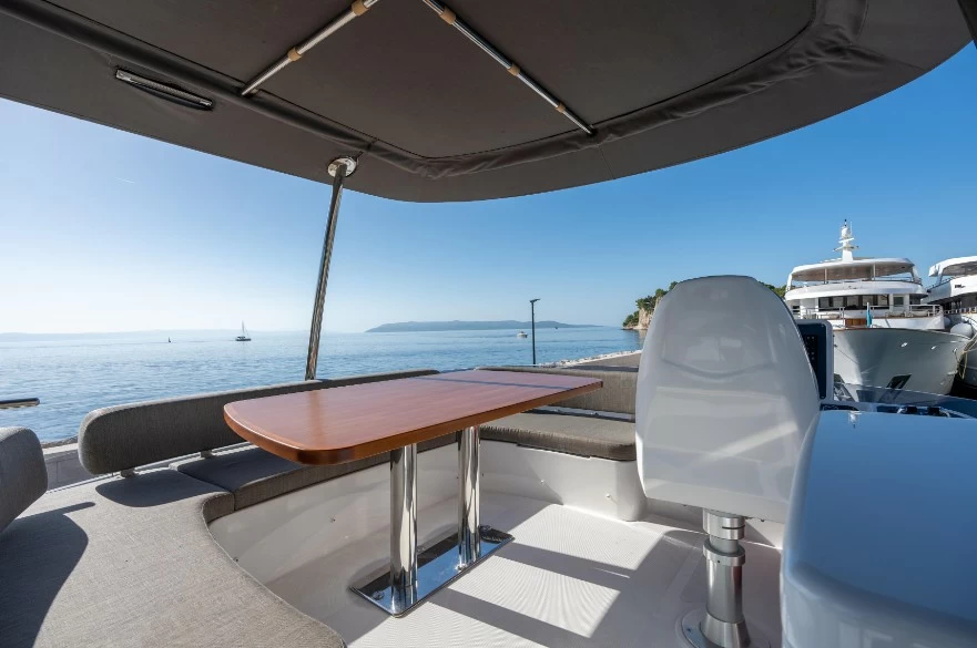 阿兹慕(Azimut)Magellano 53中型游艇飞桥控制台