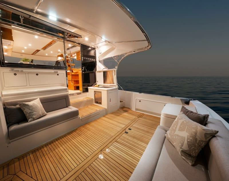 里维埃拉（Riviera）54 ENCLOSED FLYBRIDGE
