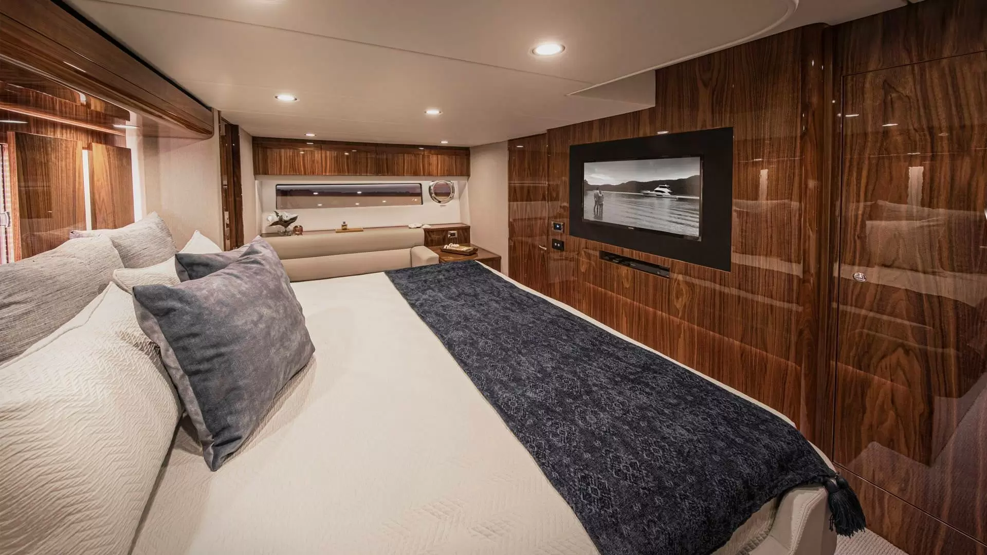 里维埃拉（Riviera）57 ENCLOSED FLYBRIDGE