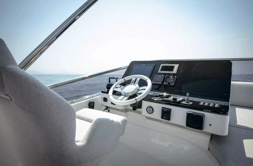 阿兹慕(Azimut)55飞桥游艇豪华飞桥驾驶区