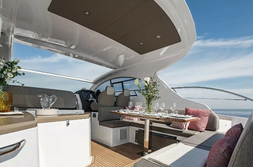 阿兹慕(Azimut)Atlantis43运动游艇主甲板控制台、沙龙