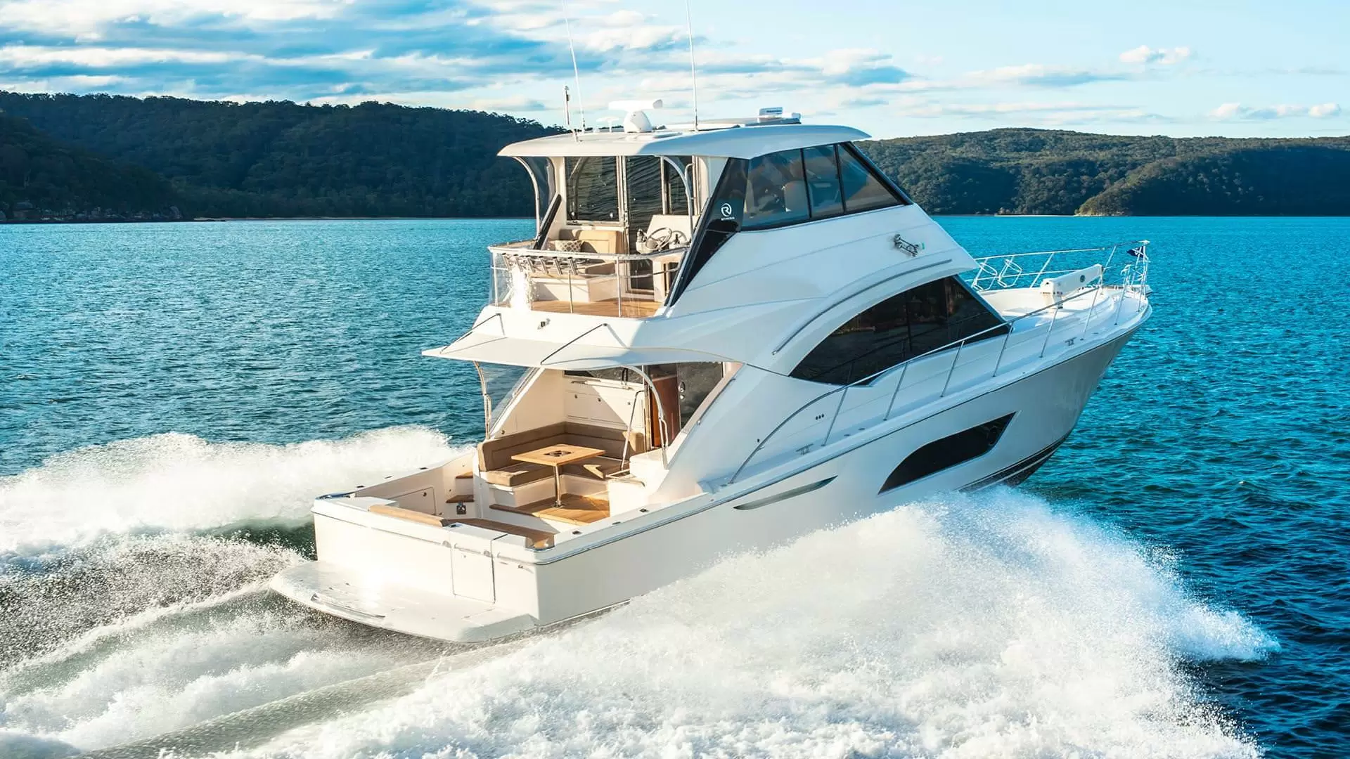 里维埃拉（Riviera）57 ENCLOSED FLYBRIDGE