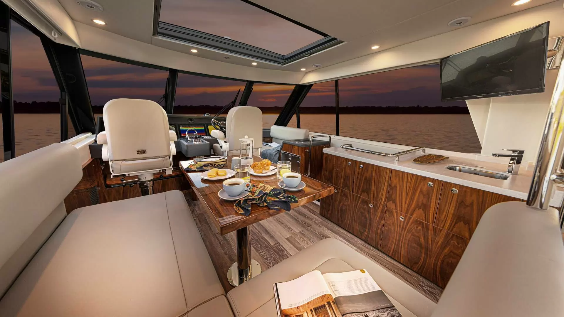 里维埃拉（Riviera）57 ENCLOSED FLYBRIDGE