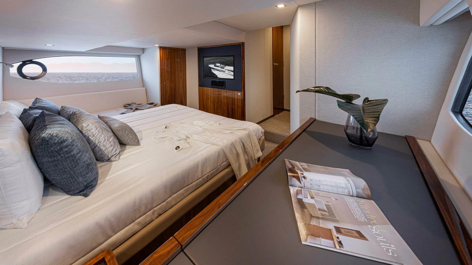 里维埃拉（Riviera）4600 SPORT YACHT PLATINUM EDITION
