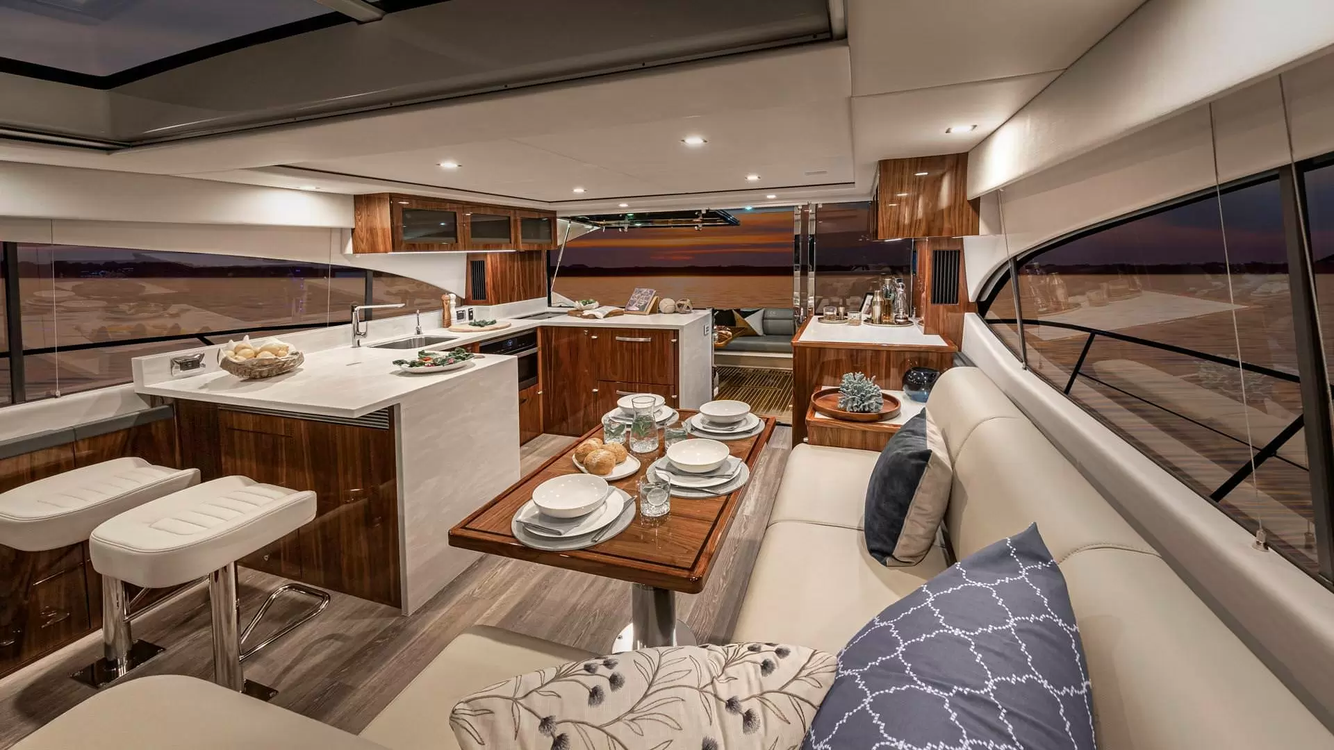 里维埃拉（Riviera）5400 SPORT YACHT PLATINUM EDITION