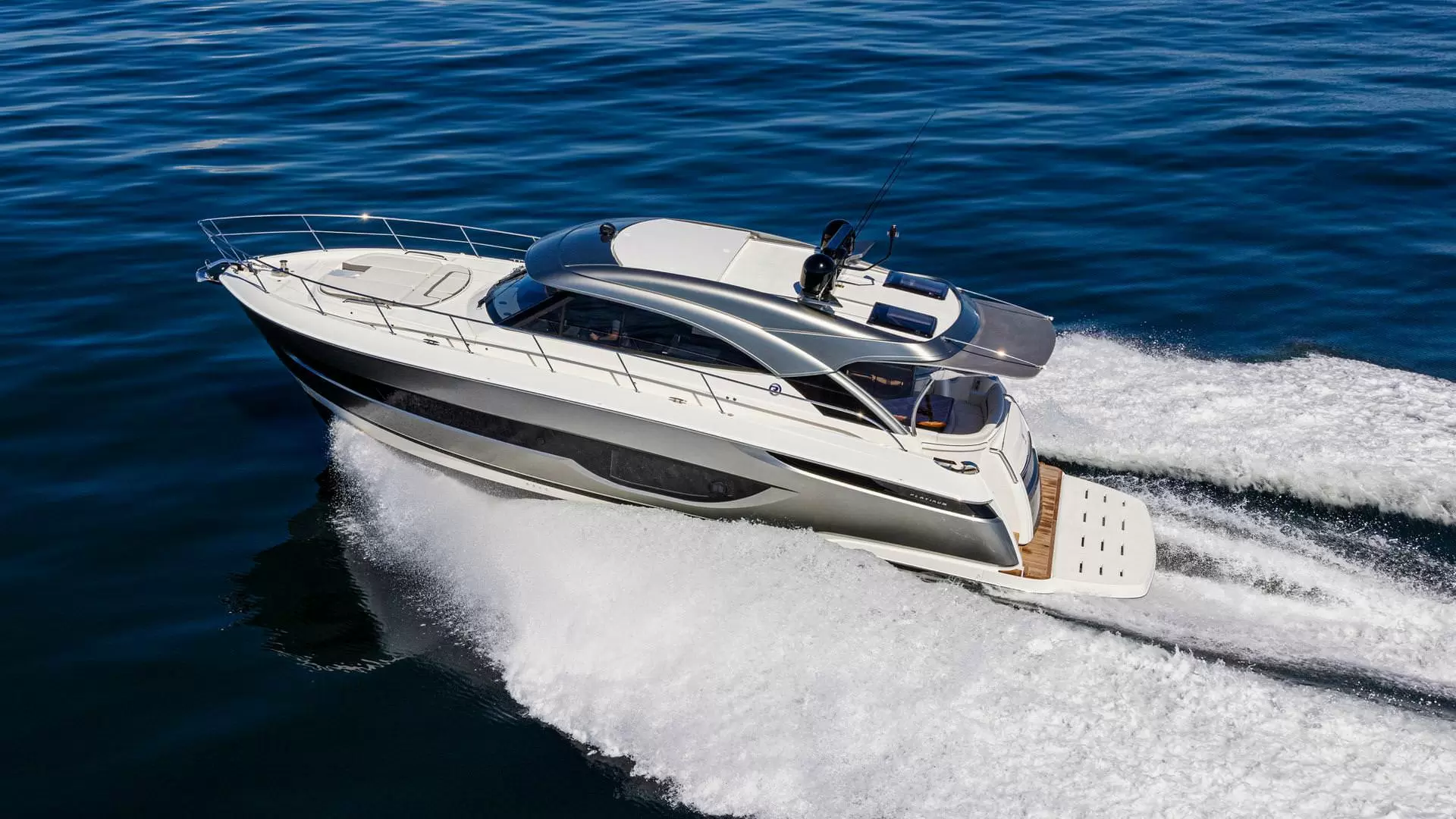 里维埃拉（Riviera）4600 SPORT YACHT PLATINUM EDITION