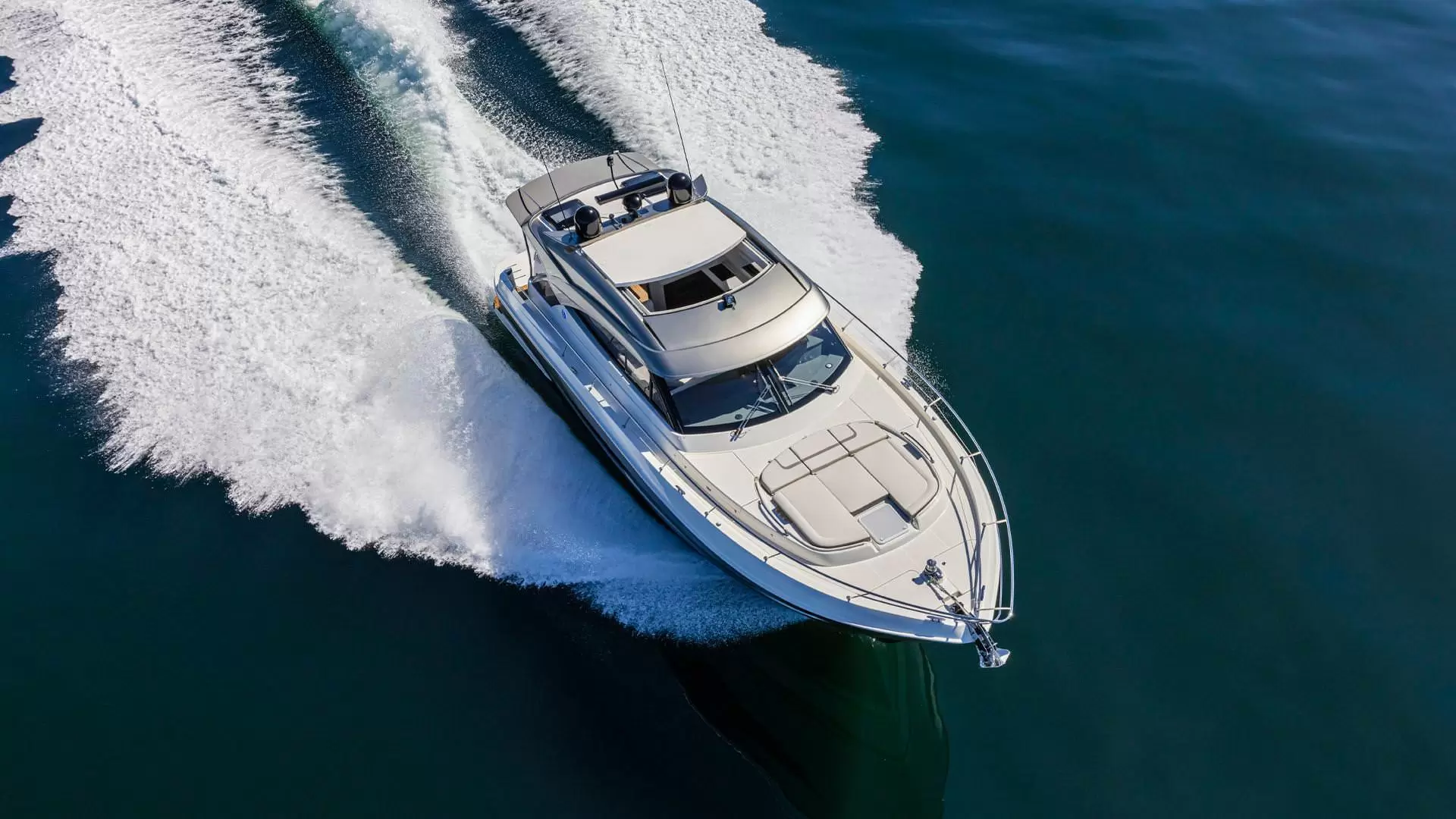 里维埃拉（Riviera）4600 SPORT YACHT PLATINUM EDITION