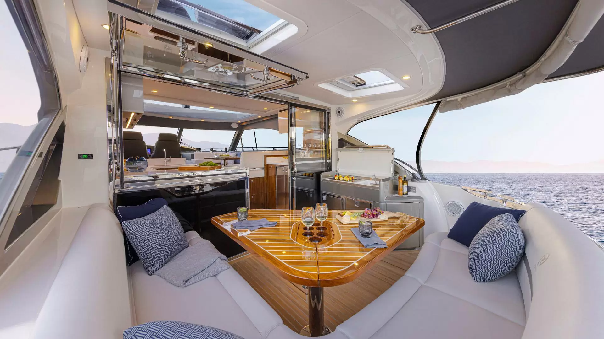 里维埃拉（Riviera）4600 SPORT YACHT PLATINUM EDITION
