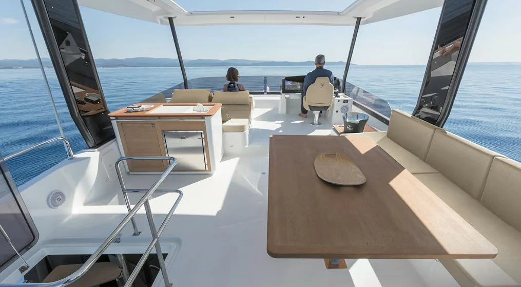 枫丹白露(Fountaine Pajot)MY6豪华双体游艇飞桥布局