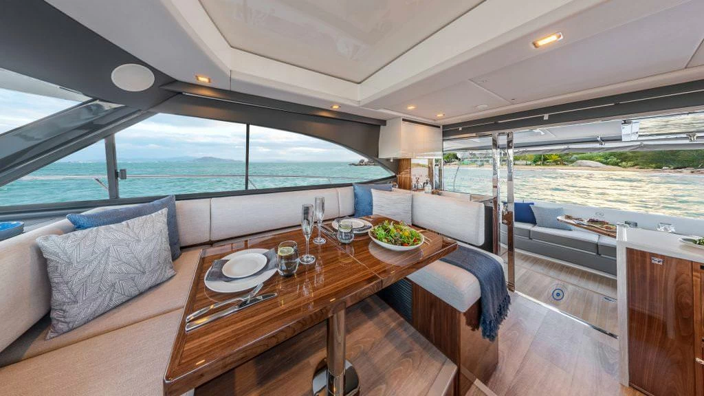 里维埃拉（Riviera）4600 SPORT YACHT PLATINUM EDITION