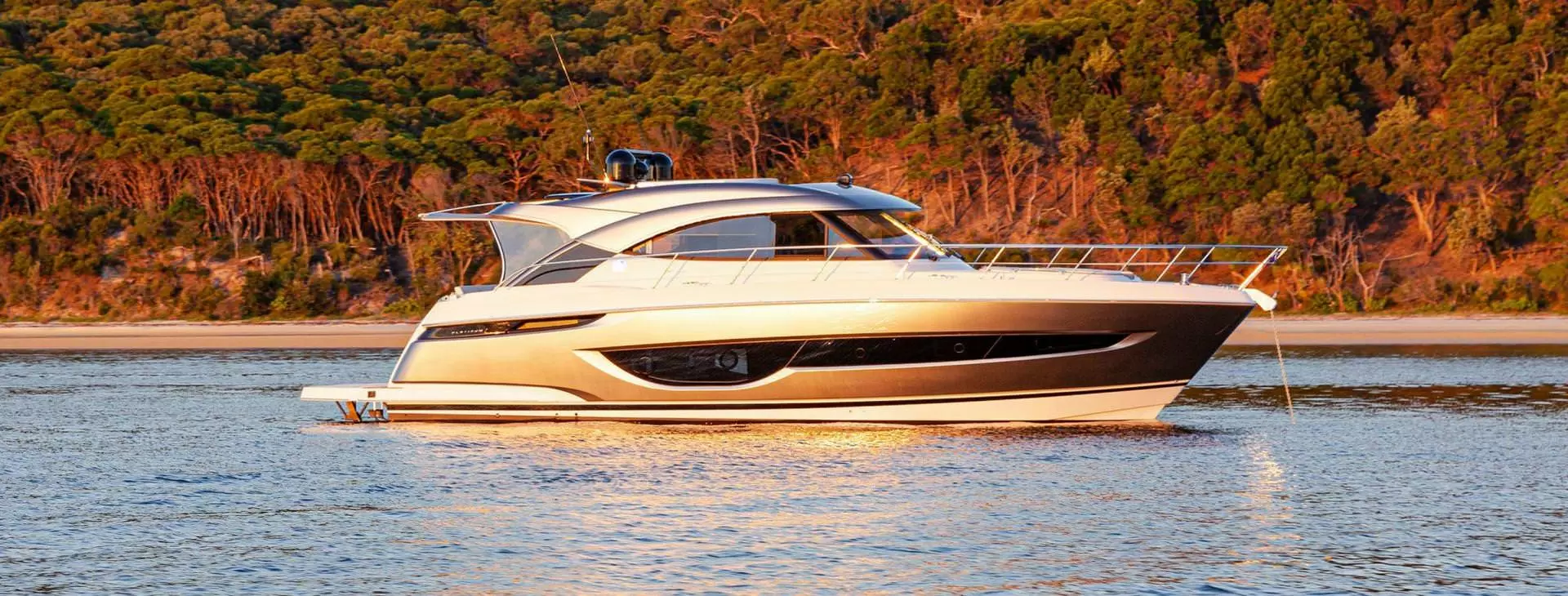 里维埃拉（Riviera）4600 SPORT YACHT PLATINUM EDITION