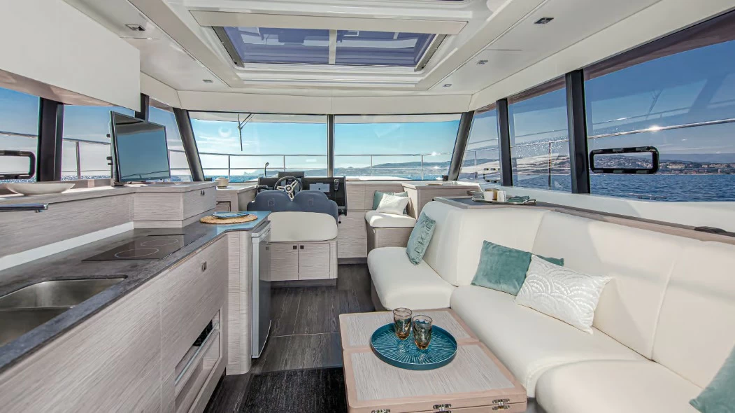 枫丹白露(Fountaine Pajot)MY4.S双体游艇主甲板驾驶区、沙龙、厨房区