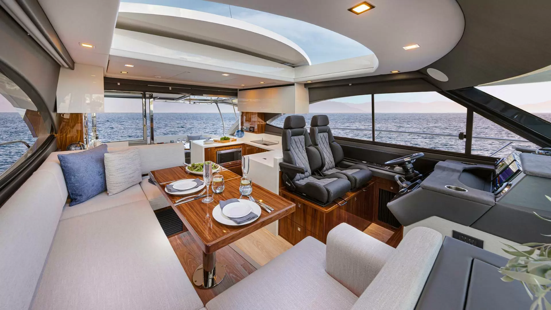 里维埃拉（Riviera）4600 SPORT YACHT PLATINUM EDITION