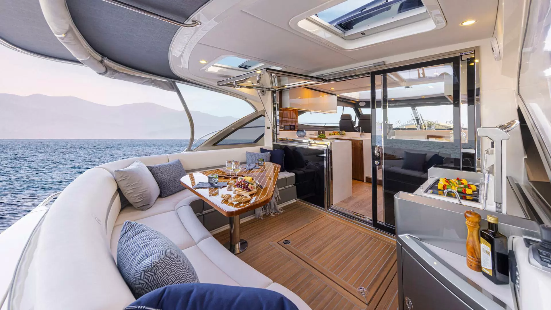 里维埃拉（Riviera）4600 SPORT YACHT PLATINUM EDITION