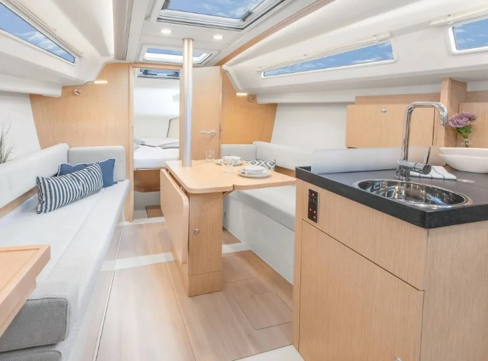汉斯(Hanse)315小型巡航帆船豪华沙龙