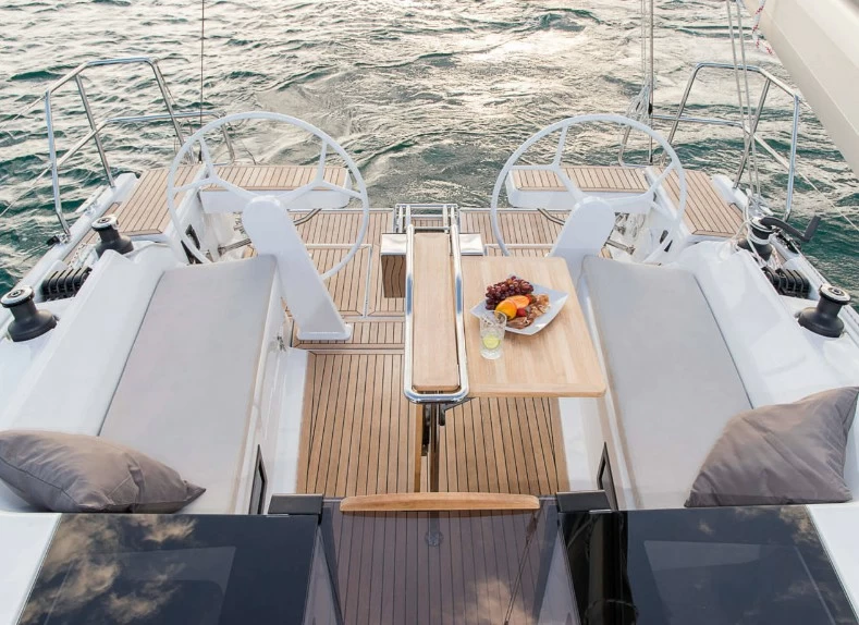 汉斯(Hanse)388中型帆船驾驶层甲板