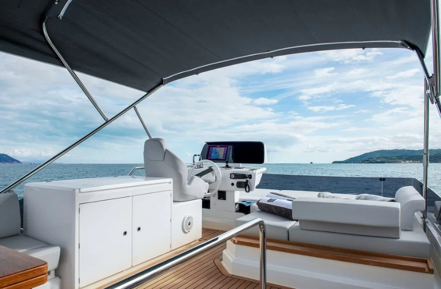 法拉帝(Ferretti)500私人游艇飞桥驾驶区
