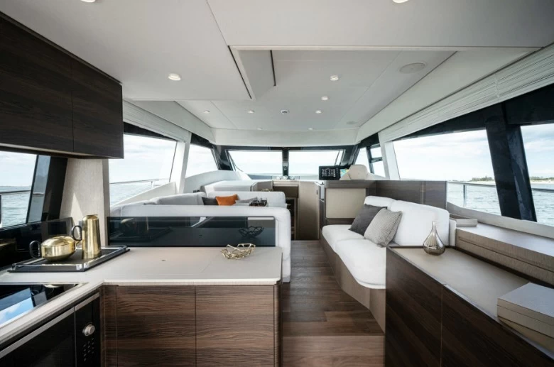法拉帝(Ferretti)500私人游艇主甲板布局