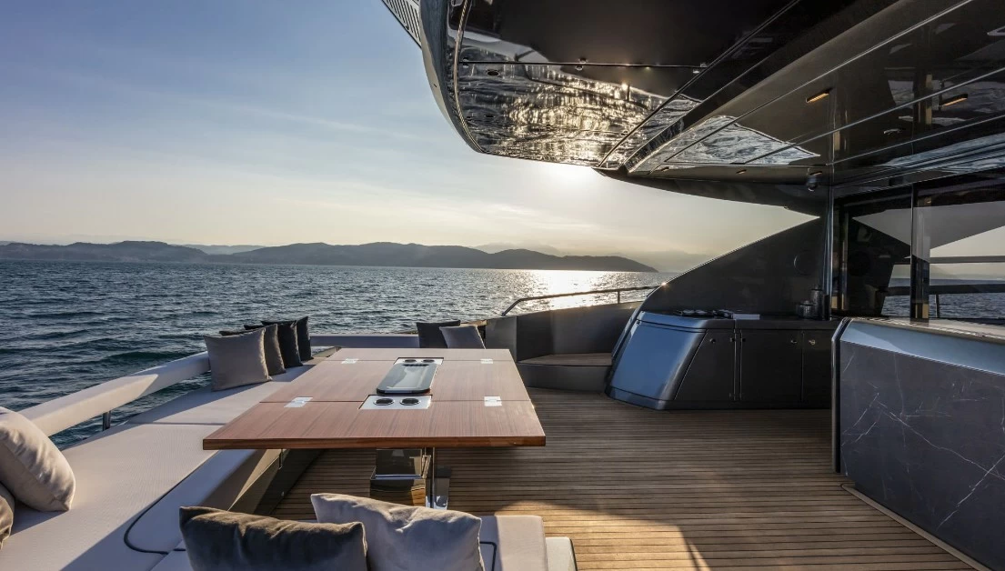 Riva 88' Florida豪华运动游艇船尾座位座位区