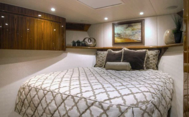 Viking 70 Convertible二手大型钓鱼游艇豪华客舱