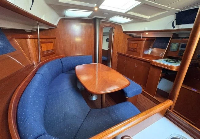 博纳多(Beneteau)遨享仕393二手单体帆船船舱主甲板沙龙