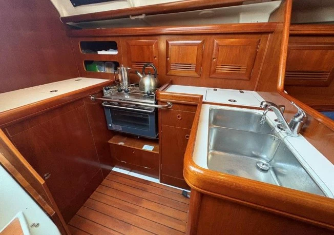 博纳多(Beneteau)遨享仕393二手单体帆船厨房区域布局
